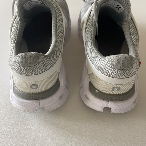 On WOMEN'S CLOUDSWIFT White Running Glacier/White - Picture 7 of 8